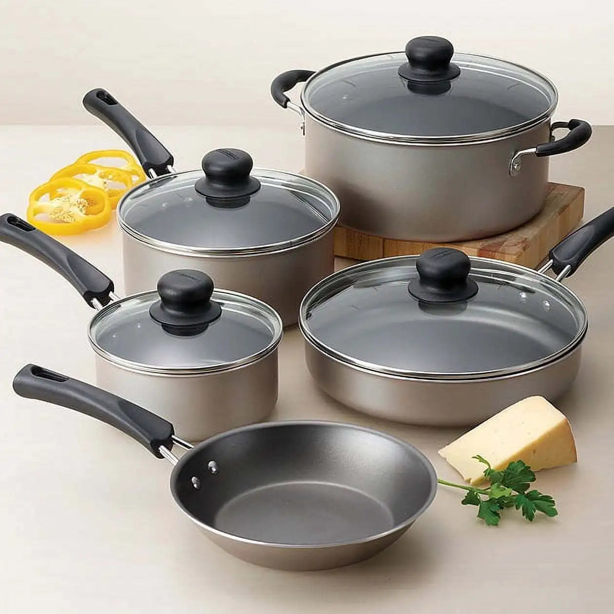 non-stick cookware lightweight but durable, perfect for kitchen